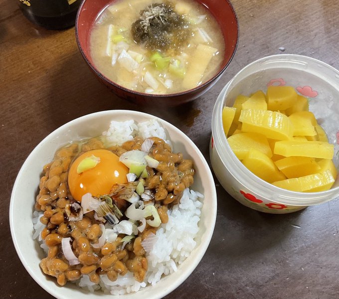 お夜食。明日の朝も変わらんもの食べてるかも。いやパン食にするかな。 