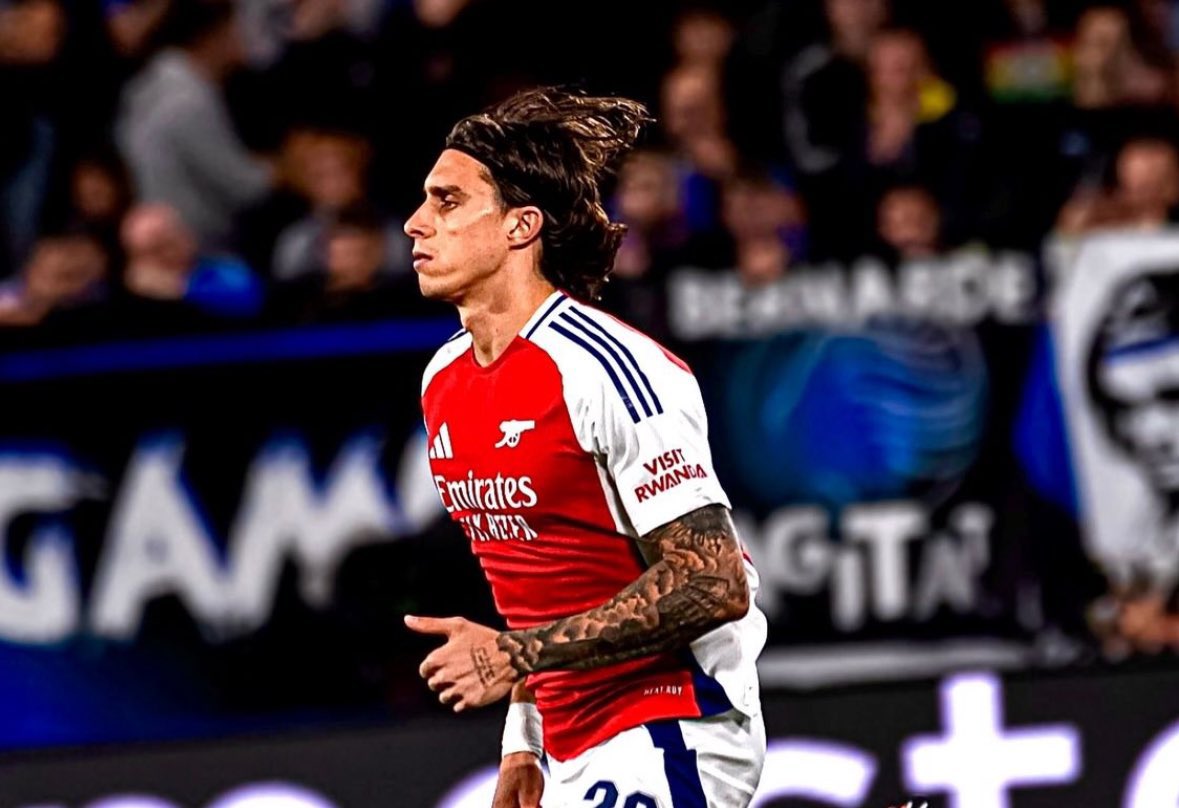 Hablemos de Riccardo Calafiori:

- Es guapo

- Rechaza a la Juventus, Madrid y Liverpool para fichar por el Arsenal

- Marca su primer gol contra el Manchester City y va a celebrarlo abrazando a Arteta

- Es un increíble futbolista, participa ofensiva y defensivamente

- Es guapo