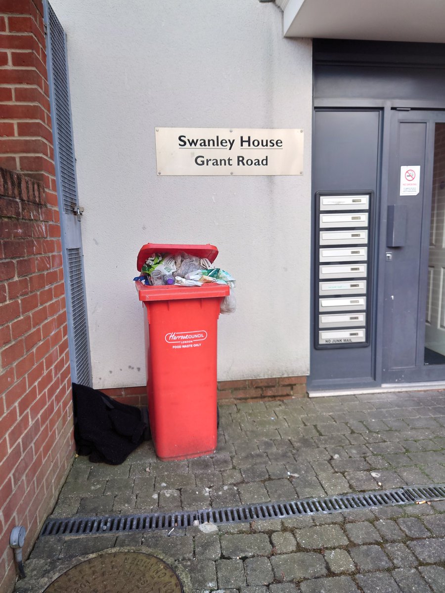 RobboSmart's tweet image. Please could this be cleared up , it's an emergency and a health issue and rats plus foxes will make it worse. It's an environmental issue. These people who live in this block don't have any pride and need to be told.
Thanks so much