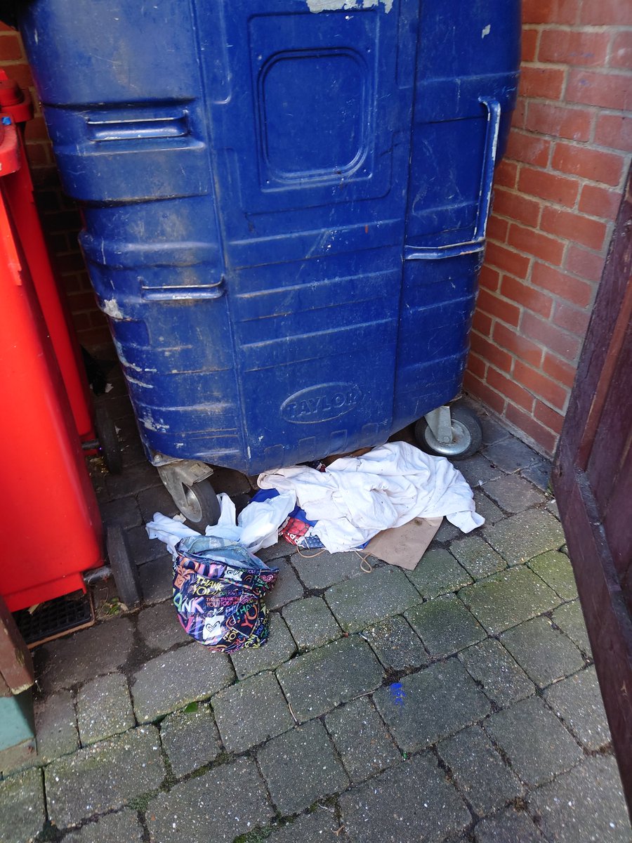 RobboSmart's tweet image. Please could this be cleared up , it's an emergency and a health issue and rats plus foxes will make it worse. It's an environmental issue. These people who live in this block don't have any pride and need to be told.
Thanks so much
