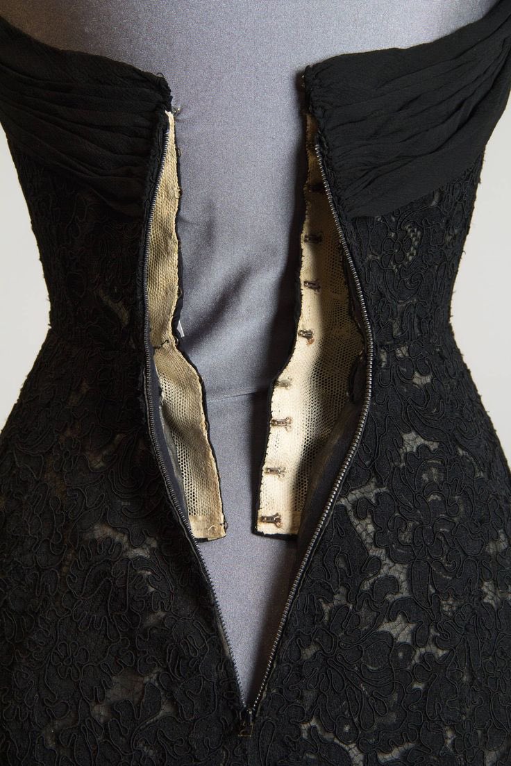 OgLakyn's tweet photo. The thing about couture gowns is that they’re not just beautiful on the outside, they also have internal structure meant to support and sometimes shape the body wearing it. You’re not supposed to need anything else. No bra, no corset, no shapewear. The dress does the work. https://t.co/nS9LCk8oHy