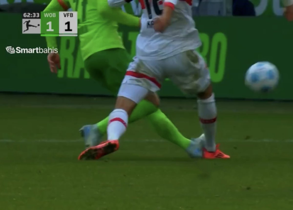 mouhkay88's tweet photo. Ihr glaubt nie, was unser deutscher FIFA Schiedsrichter Sven Jablonski HIER gepfiffen hat!!!! 

Grün: Arnold
Weiß: Karazor

Ratet mal, wer von beiden nicht mehr auf dem Platz steht, ratet einfach mal. 

ES IST NUR NOCH LÄCHERLICH!!!!!

#WOBVFB https://t.co/If9cG3GMZL