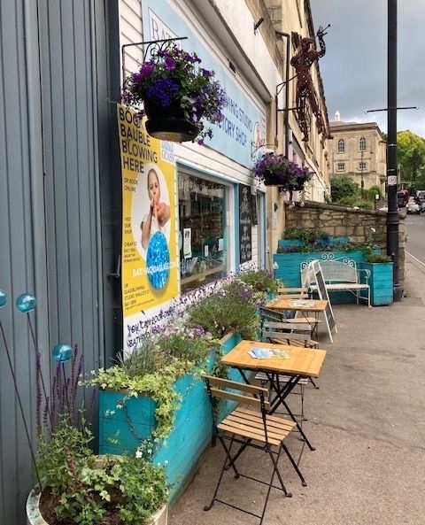 BathAquaGlass's tweet image. While the rain holds off, our outside seating is perfect for an alfresco lunch!

Join us on you lunch break or grab &amp;amp; go from our takeaway food fridge!

l8r.it/j6Ag

#cafelife #bathcafe #bestofbath #alfrescodining #bathartisanquarter