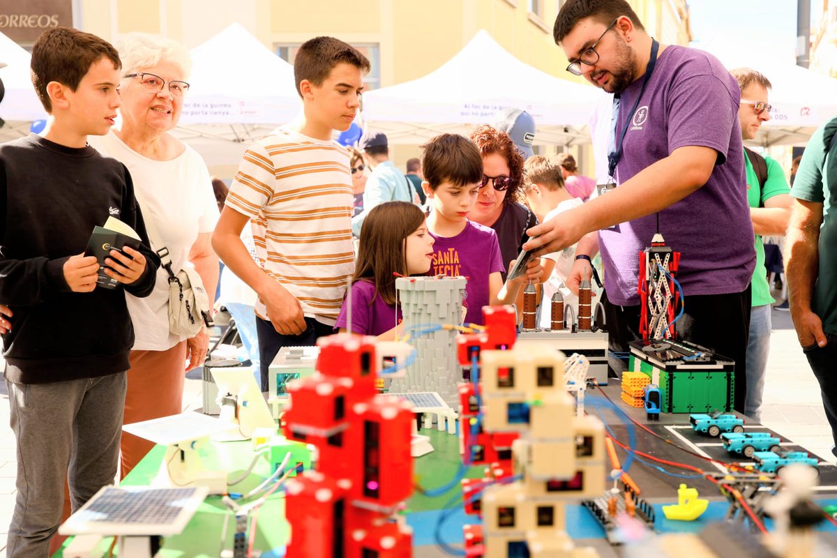 🙌Prop de 5.000 participants omplen la plaça Corsini per viure la #NitRecercaTGN! Uns 250 investigadors i investigadores #URV i dels centres de recerca han ofert una cinquantena de tallers per apropar la ciència al públic. 🤗Moltes gràcies a tothom per fer possible aquest èxit!