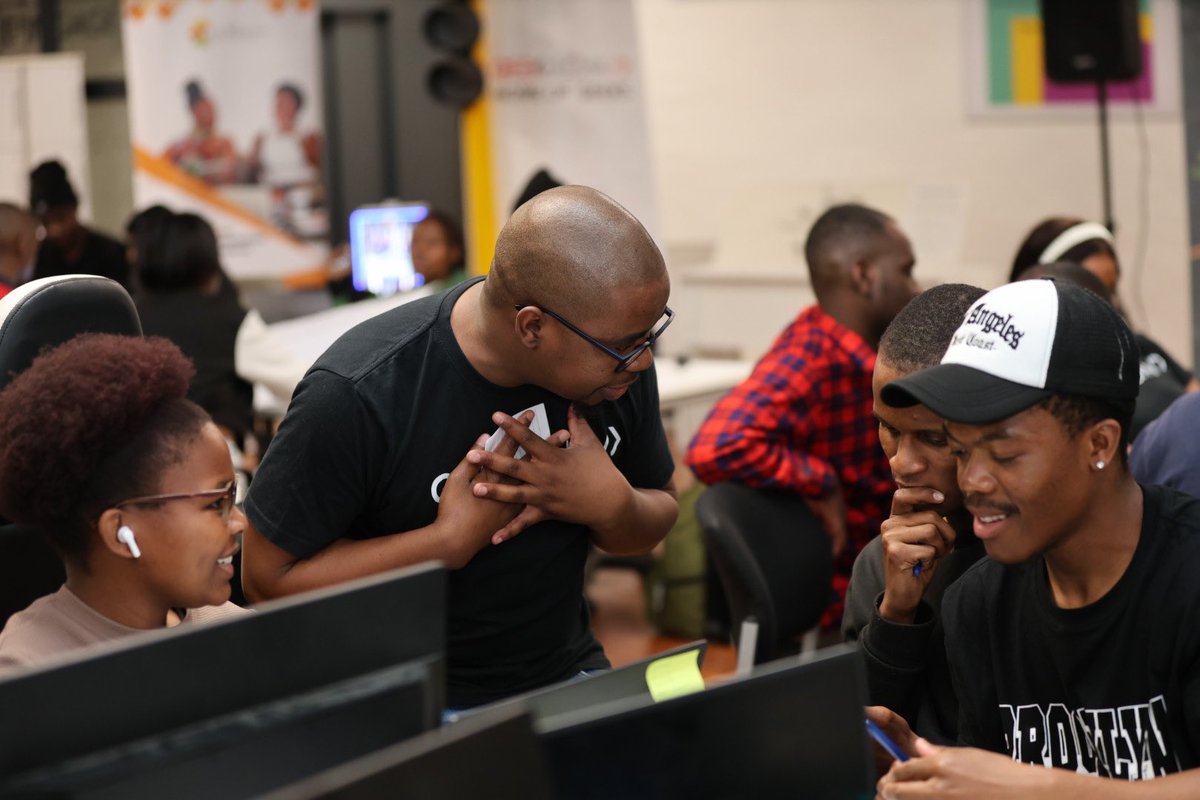Geekulcha's tweet image. It’s the love, passion &amp;amp; dedication from the mentors for us 🙌👊❤️

#TelkomLearnHack