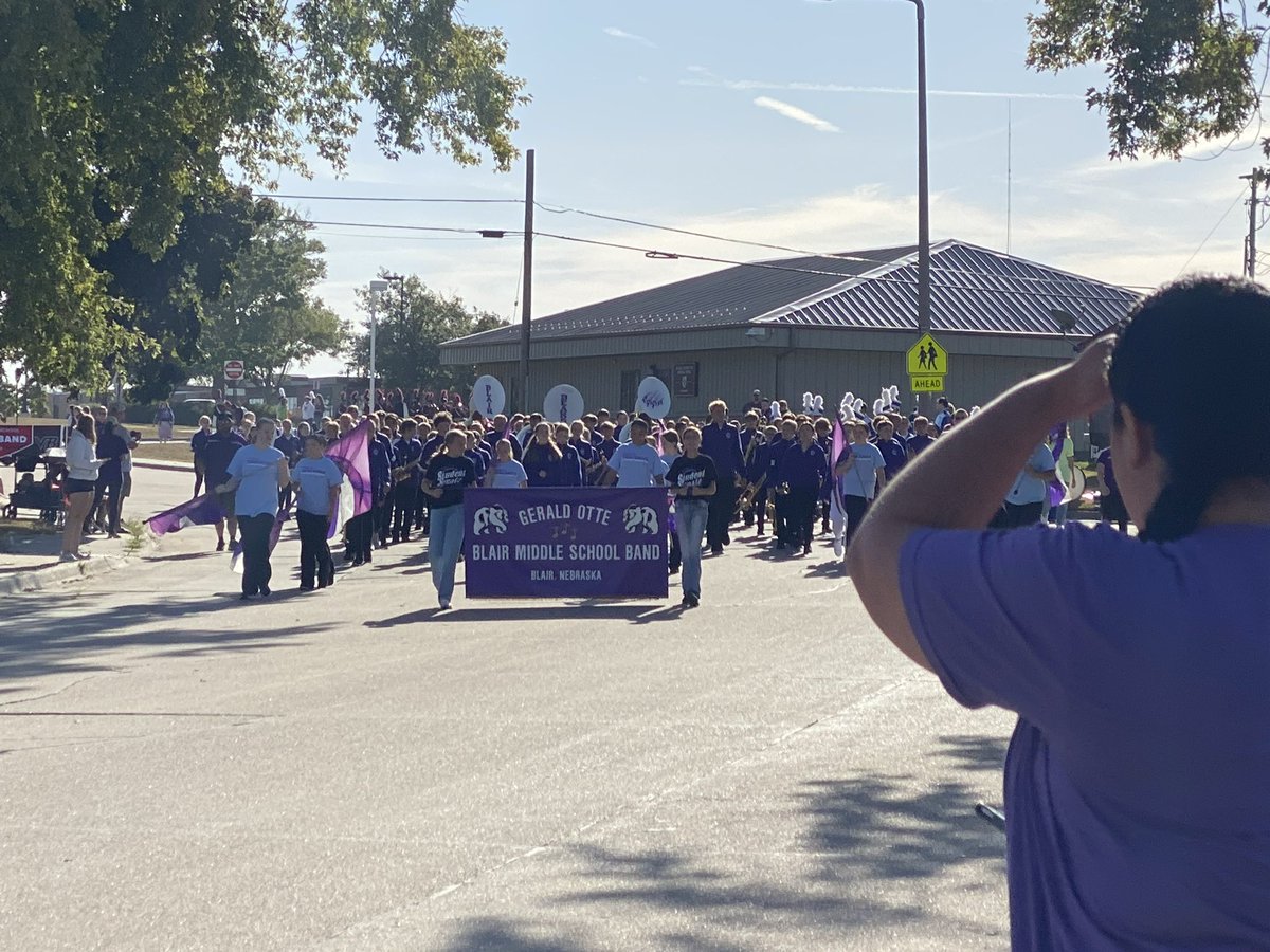 OtteBlairMS's tweet photo. Left, right, left! Marching our way through Waverly. Go Bears! #OBMS https://t.co/khX9aFogV9