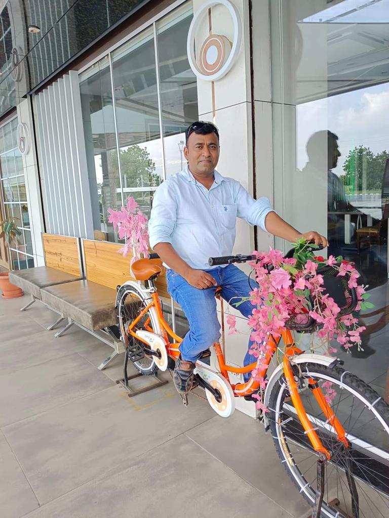 मुस्कराहट😀 को किसी बैंक में FD मत कराईये,
           #साहेब_
इसे करंट अकाउंट की तरह  हर रोज लेन-देन करते रहिऐ।।
