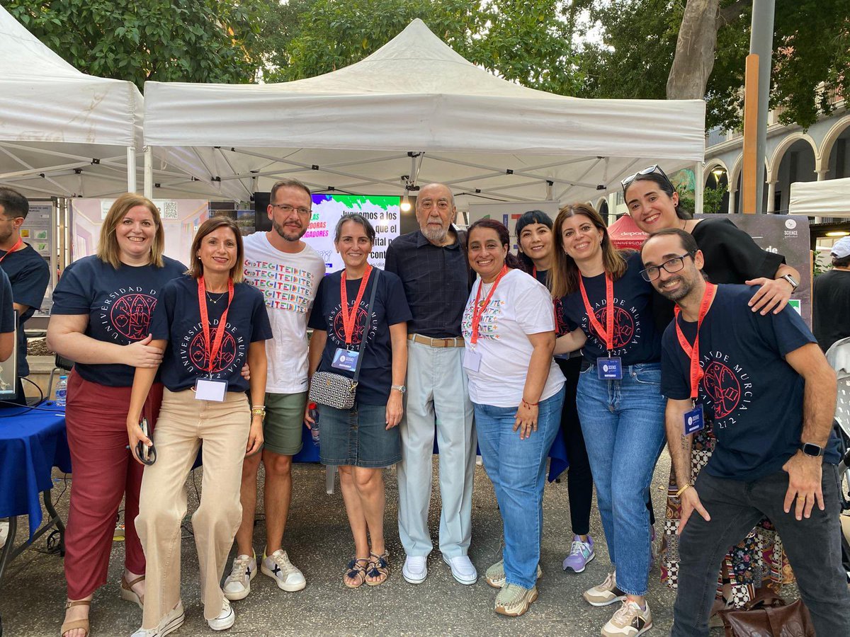 EducacionUm's tweet image. Varios equipos de nuestra facultad estuvieron presentes en  #LaNocheUMU divulgando con actividades y experimentos @umudivulga @umu