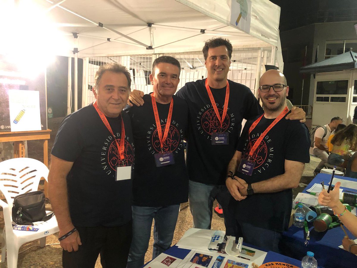 EducacionUm's tweet image. Varios equipos de nuestra facultad estuvieron presentes en  #LaNocheUMU divulgando con actividades y experimentos @umudivulga @umu