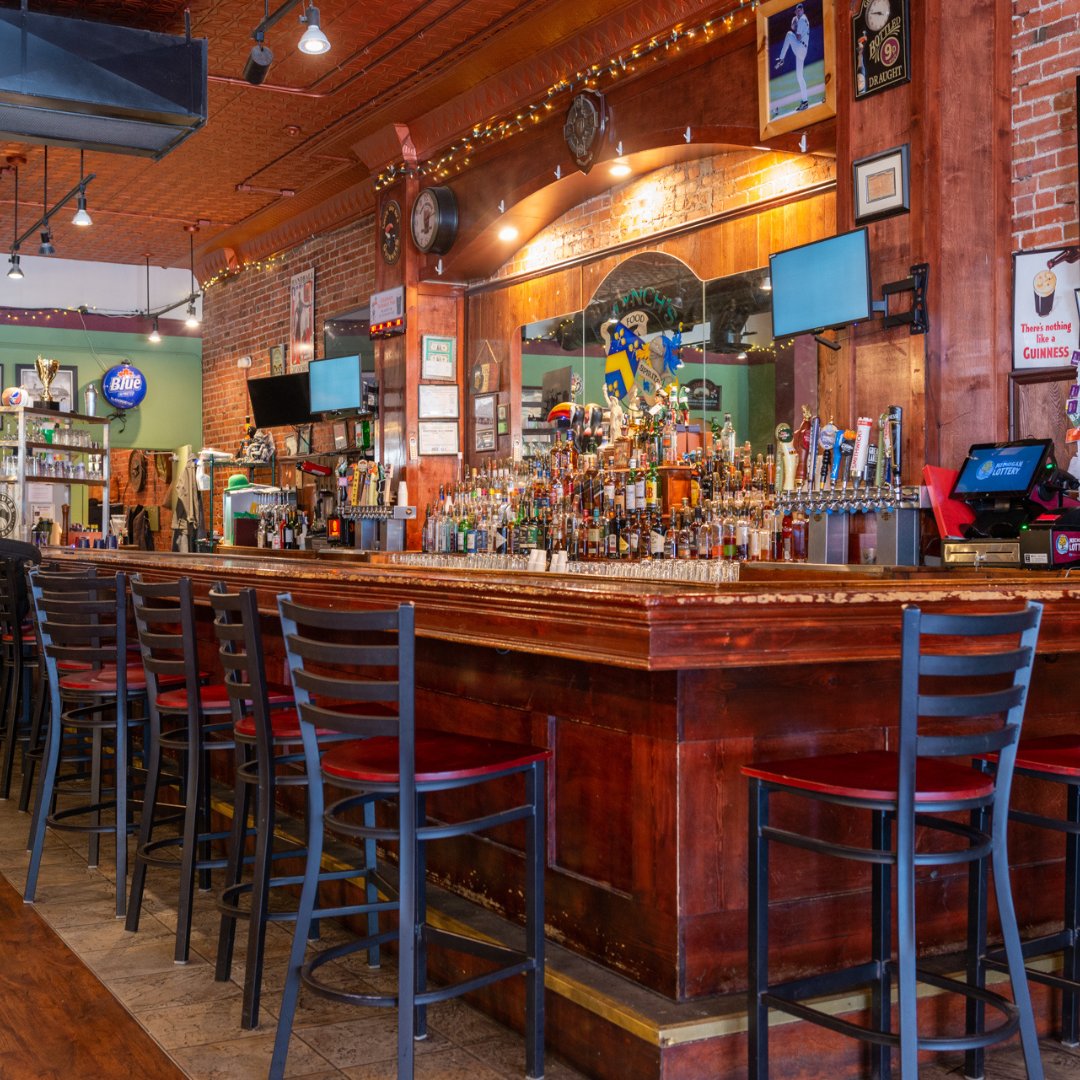 LITPortHuron's tweet image. Sometimes you just need a quick bite and a cold pint. Join us at Lynch's - our cozy tavern is calling your name! 

#LynchsIrishTavern #QuickBite #PortHuronEats #MichiganRestaurants #IrishInMichigan #AmericanCuisine #DineInMichigan #PortHuronFoodie #Recharge