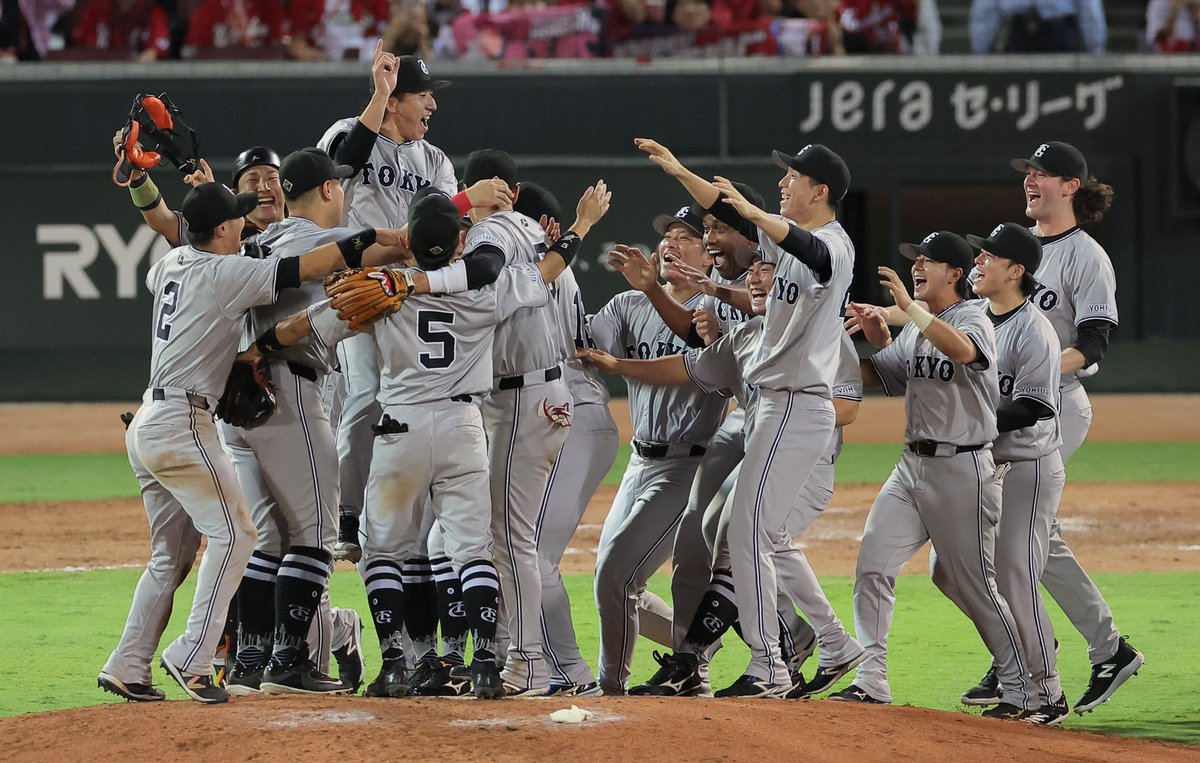 sanspo_giants's tweet photo. 【#本日のベストショット📸】　
4年ぶりのリーグ優勝の瞬間👏ベンチから一斉に飛び出し歓喜の輪をつくるG戦士。3年間苦しんだ分、喜びもひとしお(撮影・澤野貴信)　

#巨人 #giants #ジャイアンツ #サンスポ https://t.co/O9EyObydiT
