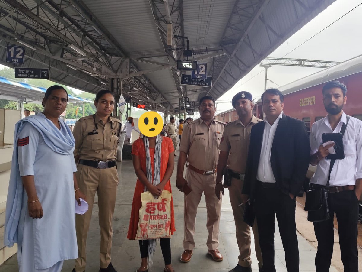 irtcso's tweet photo. @AshwiniVaishnaw @BhopalDivision @srdcmbpl @wc_railway @gmwcrailway @RPF_INDIA  @RailMinIndia @RailwaySeva @NCPCR_ @NCWIndia 
श्री कपिल यादव DyCTI GUNA एवम श्री रणजीत मीणा DyCTI GUNA ने घर से निकली लड़की को सुरक्षित घर वापसी के लिए RPF व GRP गुना की सुरक्षित सुपुर्दगी में दिया https://t.co/43t2aBqOHc