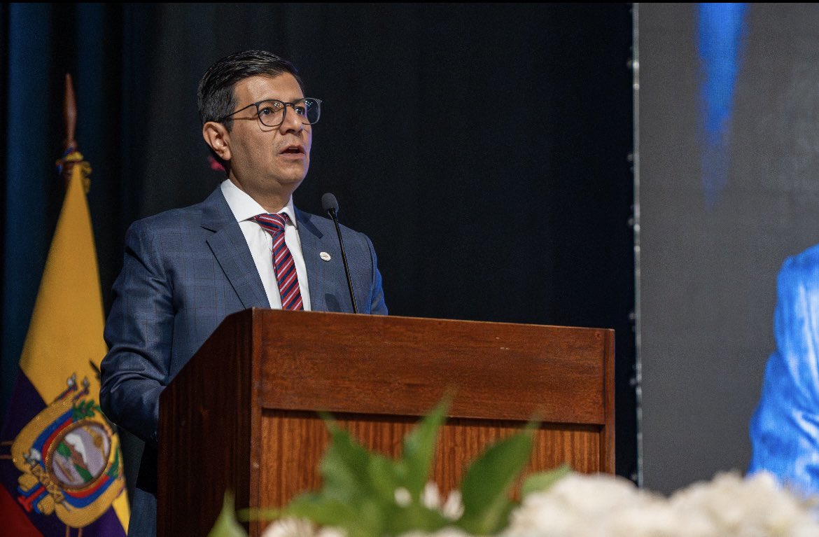 UDLAEcuador's tweet photo. 📢 En un acto solemne, la Universidad de Las Américas (UDLA) realizó el evento de  posesión de sus nuevas autoridades.  Este evento marcó un hito que acompaña al compromiso con la excelencia académica e innovación educativa. Carlos Emilio Larreátegui (@CarlosEmilioLS) fue designado Vicecanciller; Gonzalo Mendieta (@MendietaGonzalo) fue ratificado como Rector, y Diego Buenaño (@dbuenafer) asumió como nuevo Vicerrector Académico.

¡Un paso más hacia un futuro lleno de oportunidades para nuestros estudiantes! 📚