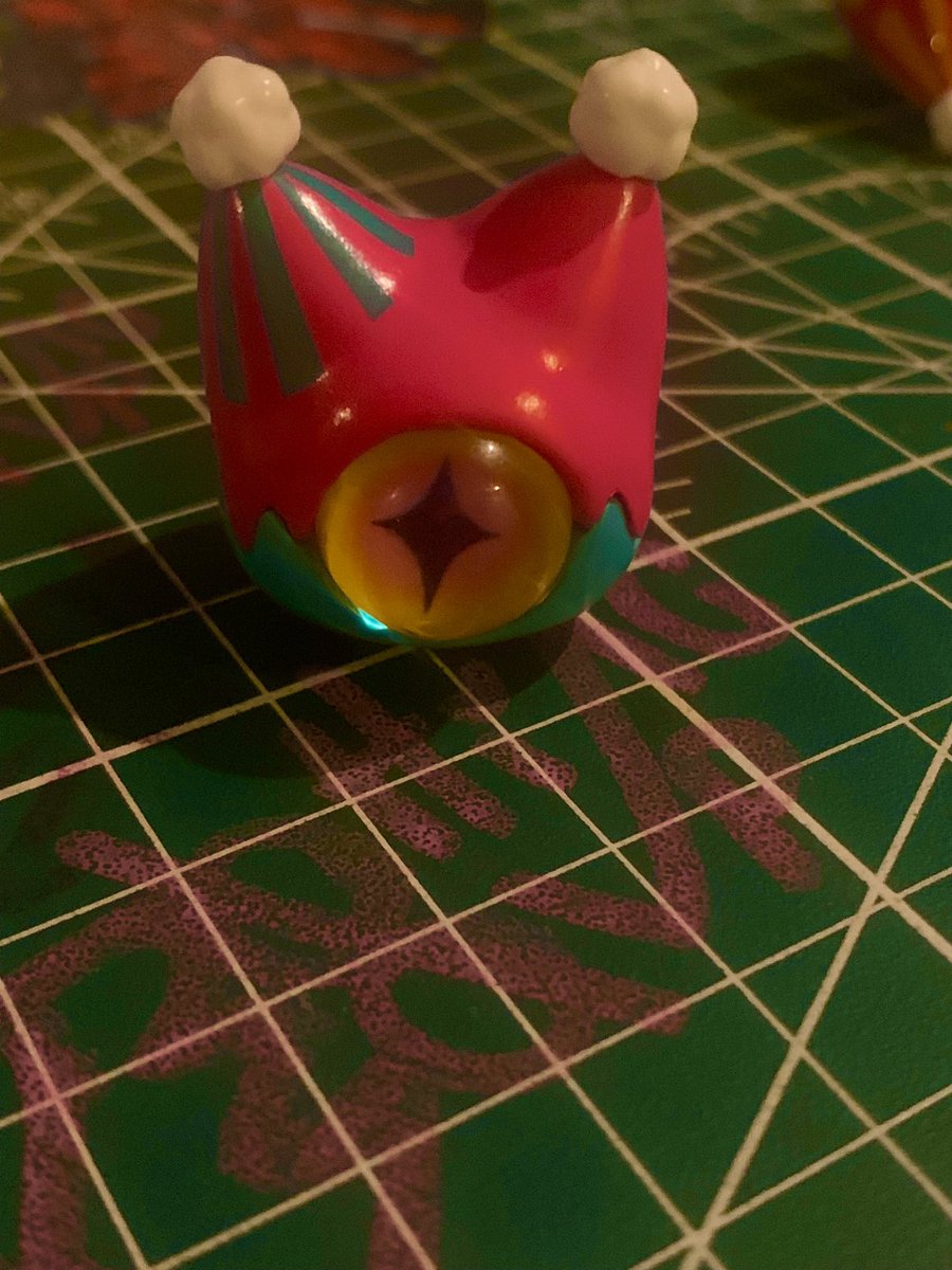 rottingsoup's tweet photo. lil desk trinket girl https://t.co/PRZzOR51vX