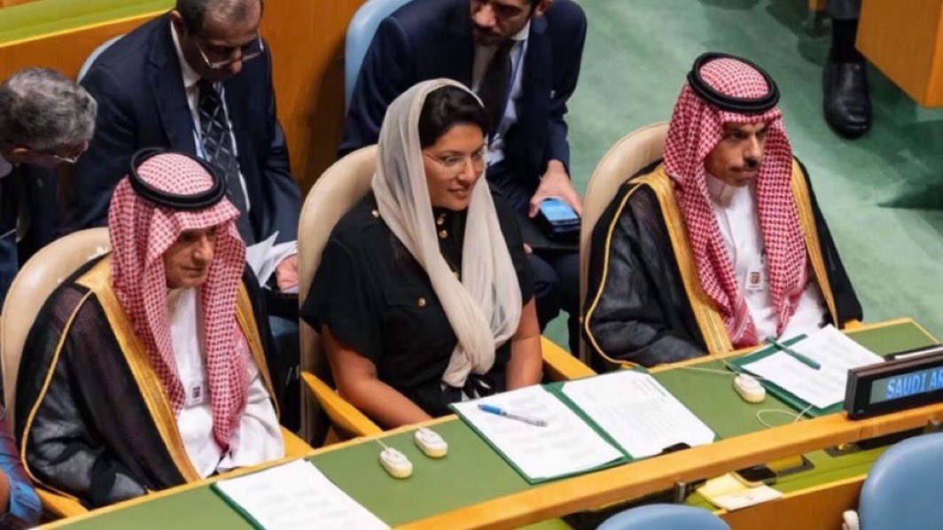 هيبة وقوة ومكانة

حنا تربينا على الهيبة مع العقل الرزين 
مانحني الهامة مثل اللي حنة هاماتها
#riyadh 
#السعودية