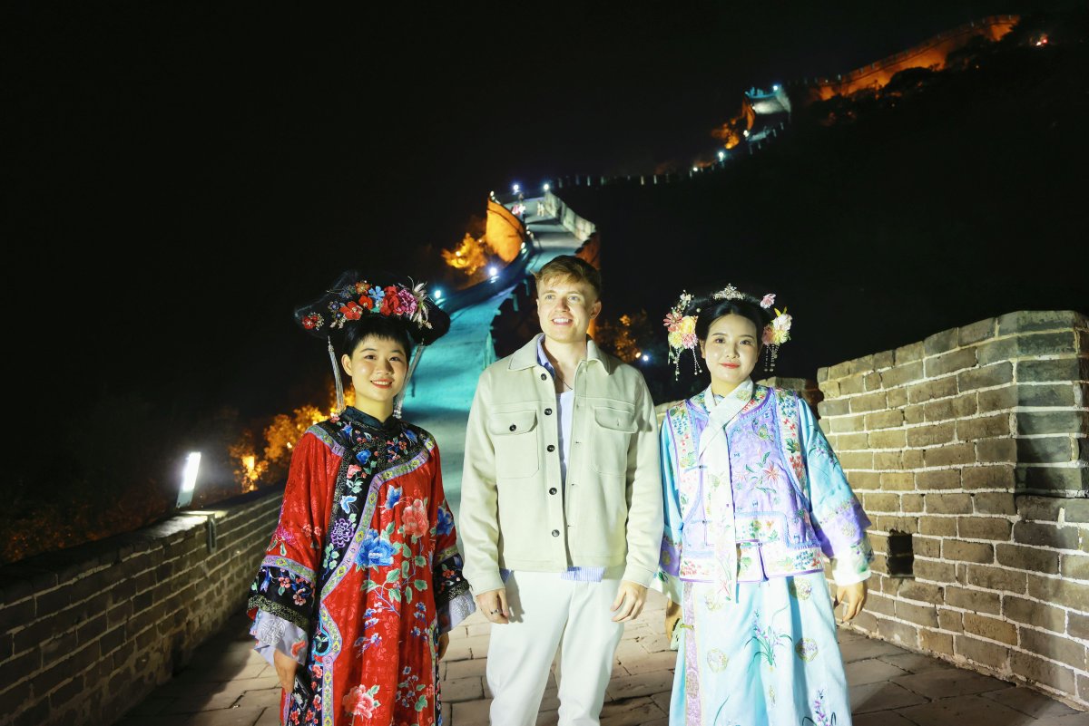 VisitBeijingcn's tweet photo. Under the starry sky, the Great Wall Heroes enjoy a magical night tour at #Badaling! This #UNESCOWorldHeritage site shines brighter at night, with ancient history and culture coming alive. Embrace the rich heritage of the #GreatWall! #GreatWallHero #VisitBeijing #ChinaTravel https://t.co/PBXuvToraL
