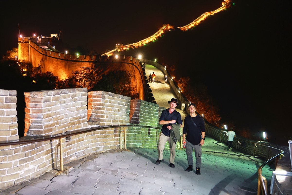 VisitBeijingcn's tweet photo. Under the starry sky, the Great Wall Heroes enjoy a magical night tour at #Badaling! This #UNESCOWorldHeritage site shines brighter at night, with ancient history and culture coming alive. Embrace the rich heritage of the #GreatWall! #GreatWallHero #VisitBeijing #ChinaTravel https://t.co/PBXuvToraL