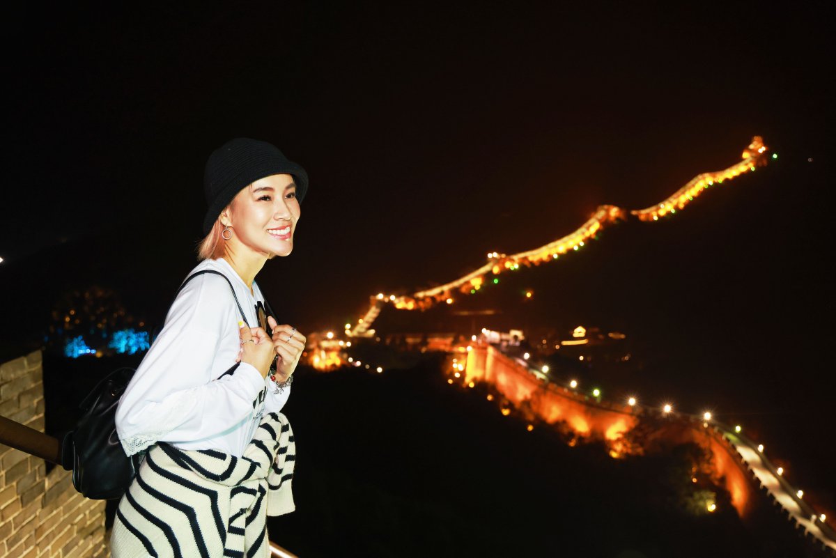 VisitBeijingcn's tweet photo. Under the starry sky, the Great Wall Heroes enjoy a magical night tour at #Badaling! This #UNESCOWorldHeritage site shines brighter at night, with ancient history and culture coming alive. Embrace the rich heritage of the #GreatWall! #GreatWallHero #VisitBeijing #ChinaTravel https://t.co/PBXuvToraL
