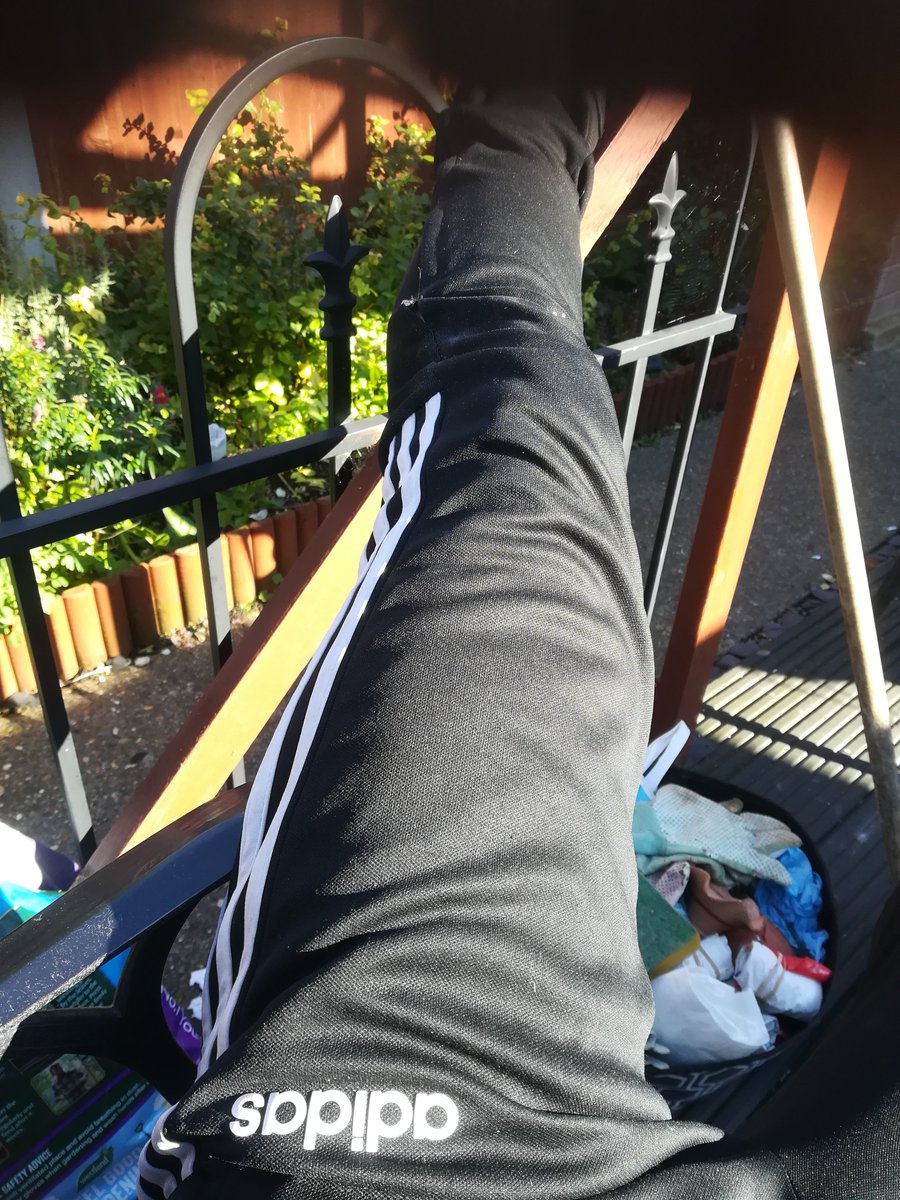ClactonJonathan's tweet photo. Random leg in the sunshine........ WTF!!! https://t.co/uLcnkxyaZ6