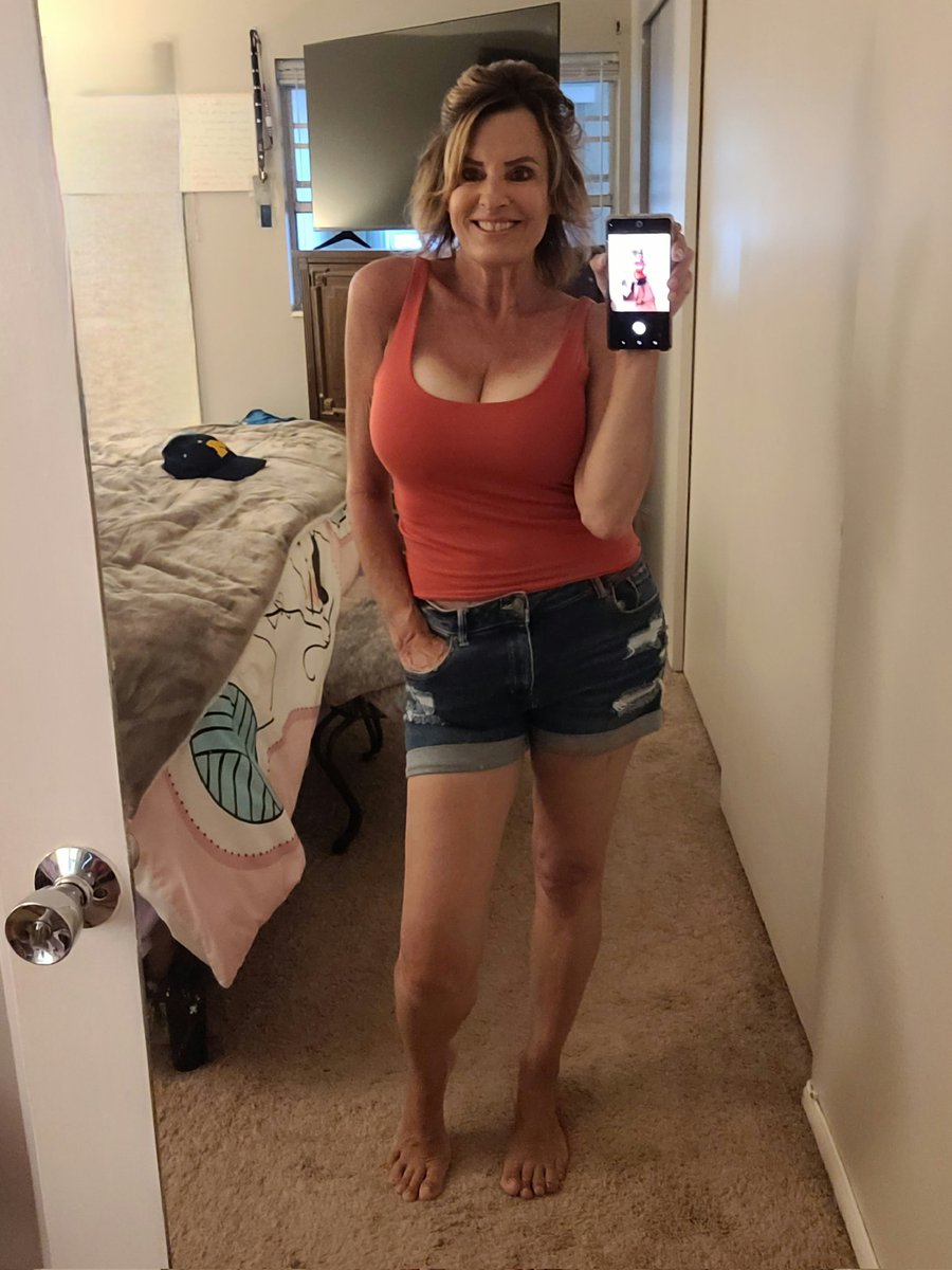 Meesh6905's tweet photo. Getting ready to go on a wine Mission for one of my clients LOL it's supposed to thunderstorm here today in a couple of hours. Who's watching the Michigan game? I've got my hat ready in the back there on the bed 💋 https://t.co/9OoAo5DTiH