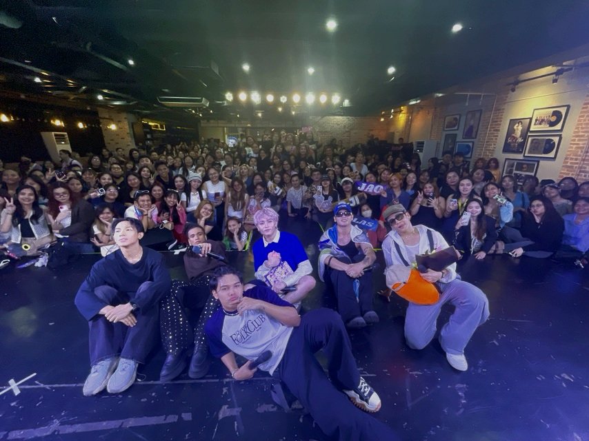 Official_ALAMAT's tweet photo. ALAMAT HANDA 'RAP!

Grabe ang daming nangyari! 
Nag gitara si Rji, sumabay si Thyro sa Maharani, nag-announce ng second solo concert...

Rumagasa sa Viva Cafe, at raragasa pa sa New Frontier Theater! Maraming salamat, mga Magiliw sa walang humpay na suporta ❤️🫶

#ALAMAT #Ragasa https://t.co/NpXjPdzht4