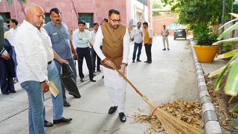 PIBAYUSH's tweet photo. Ayush Minister Inspects Ministry of Ayush and Participates in Swachhata Activities as Part of Swachhata Hi Seva 2024 Campaign

 Read here:-

https://t.co/yAiA7rP036 
@mpprataprao @moayush @mdniy https://t.co/gZik5MrsJS