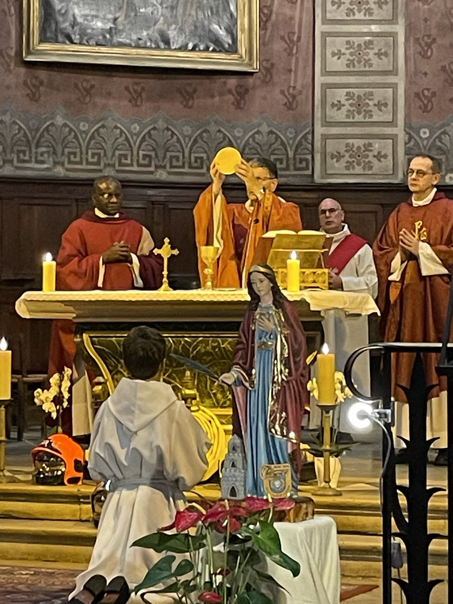 PelePompiers's tweet photo. À l’occasion du @cnspf2024 , une messe était célébrée par Mgr Riviere, évêque du #diocese71 en mémoire de nos collègues disparus. 
Cette messe a été animée par le magnifique chœur des Petits Chanteurs à la Croix de Bois. 
@sdis71 https://t.co/i3INcwav8n