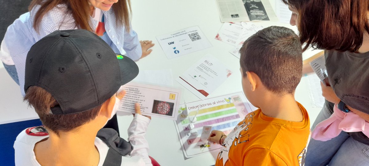 yeastCellCell's tweet image. Playing with microorganisms! #EuropeanResearchersNight #unight @LmvUnito