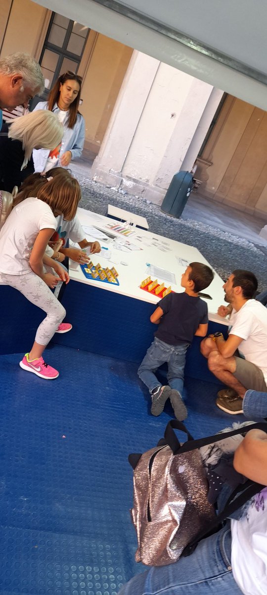 yeastCellCell's tweet image. Playing with microorganisms! #EuropeanResearchersNight #unight @LmvUnito