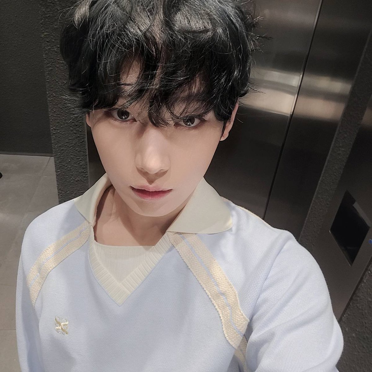 crownzcafe's tweet photo. right on theme! ☺️🩵 #SweetSpringSnowWithSUNJAKE #latecomer #blueyellow #sunjakedate https://t.co/eMW1q43xYH