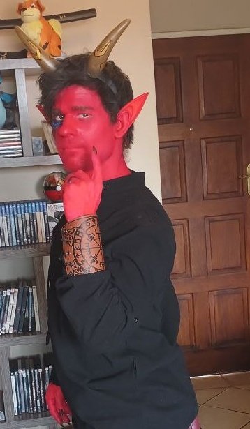 avatronis's tweet photo. Cosplaying as a Tiefling again this year, finally with the outfit i ordered last year. Was fun, but I think this cosplay needs to be retired. Besides all the fake nerds thinking im a devil, just would be nice to cosplay something without paint 🤣 #ComicConAfrica #cosplay https://t.co/MOmFHICIoO