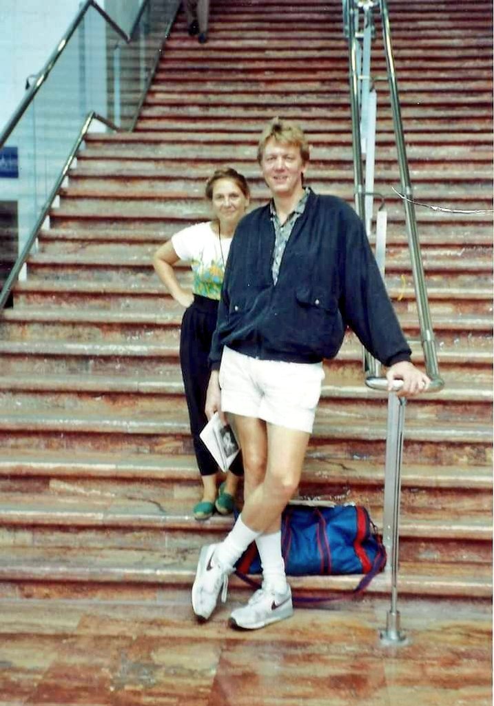 AgrasFernando's tweet photo. Un canadiense con una joven admiradora #LarsHansen en su etapa barcelonista, inmortalizado por Miqui Fornies en el Metro de la Ciudad Condal en 1982. https://t.co/rMcCVGEjOY