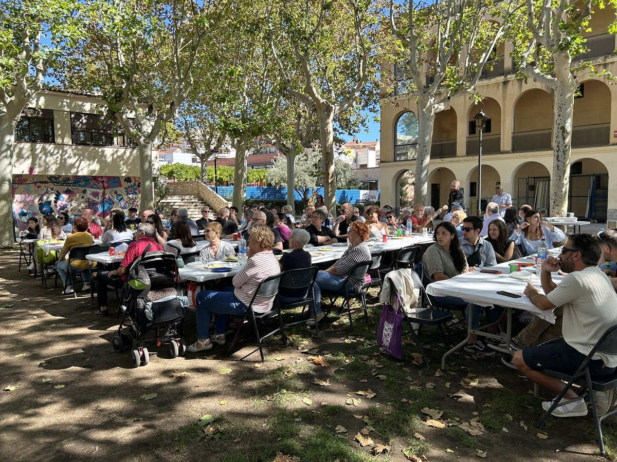 Avui hem explicat als olesanas i olesanes la feina desenvolupada aquest 1r any de govern, hem escoltat les seves propostes, opinions i hem intentat resoldre els seus dubtes. 

Després hem compartit un àpat i un concert amb tothom qui ha vingut. Gràcies!