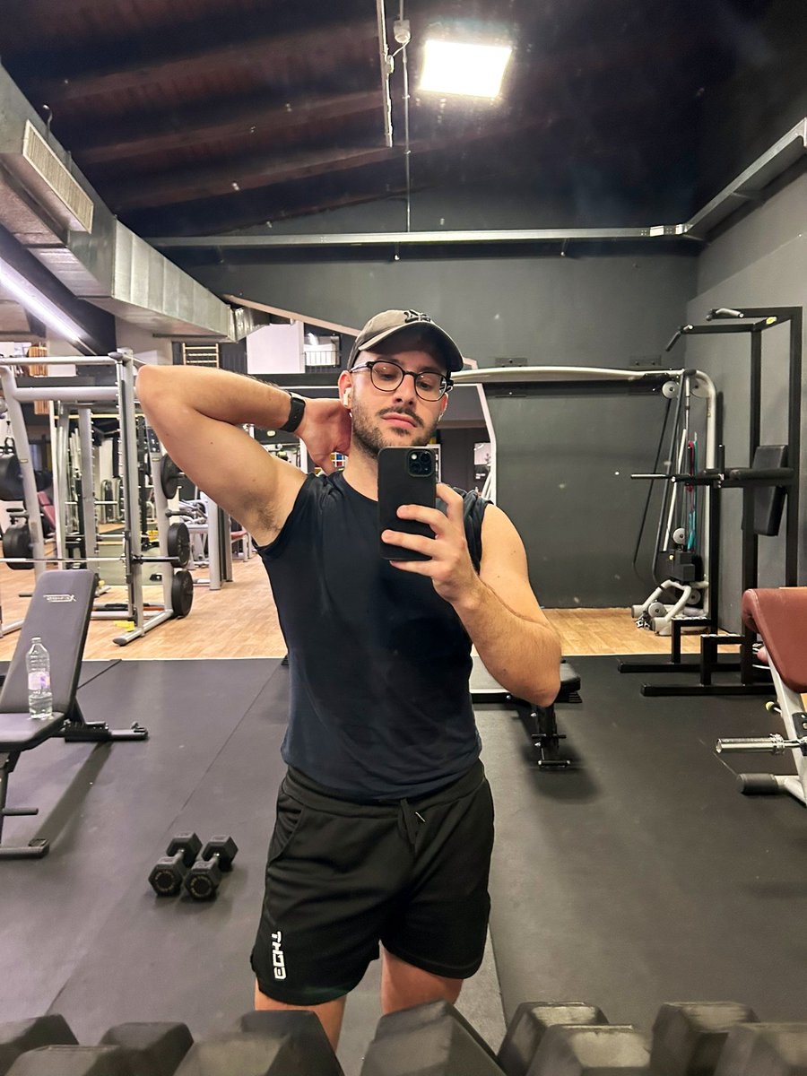 “She’s sweet but psycho”, she sings.