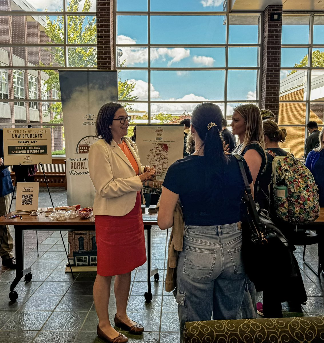 ISBAlawyer's tweet photo. ISBA attended Peers Pub at U of I College of Law this week to talk to students about the #RuralPracticeFellowshipProgram &amp; #ISBA's FREE student membership benefits. 🔹🔸 @UIllinoisLaw https://t.co/SBrGwoHvaO