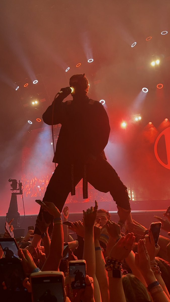 _lenamorim's tweet photo. last night was insane. i love them sm. https://t.co/6MSt3d1wU0