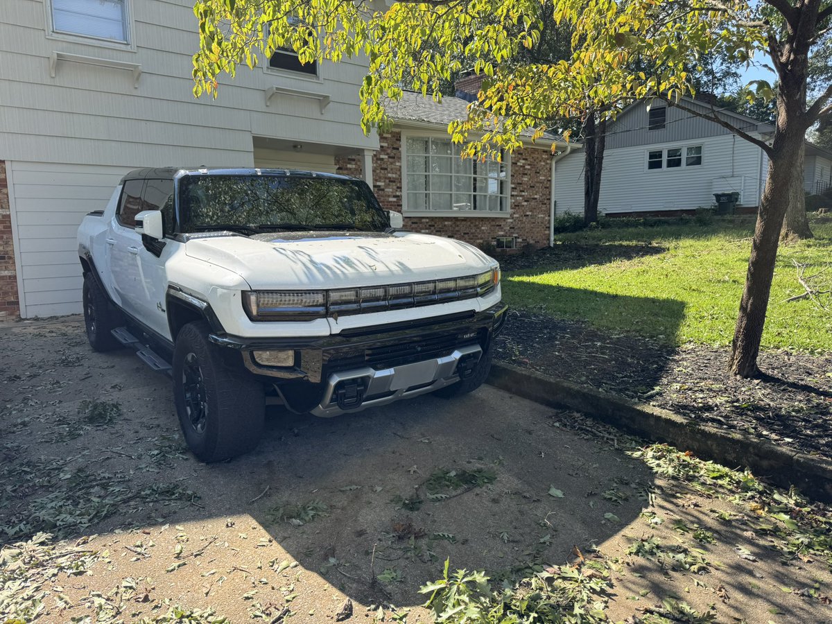 hyperhashtech's tweet image. Going on day 2 without power. Pretty frustrating to have this parked with 70% battery and all I can plug in is up to 400w while it’s “running” nothing with it off. Such a miss…