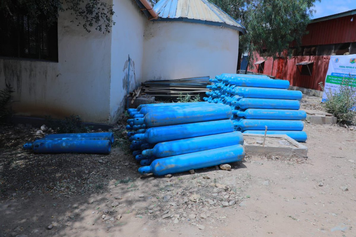 ScrpSomalia's tweet photo. The Federal Government of Somalia, through the SCRP, has successfully handed over a PSA oxygen plant to Bay Regional Hospital in Baidoa, significantly boosting the hospital’s capacity to treat respiratory conditions, while enhancing the quality of care for critical patients. This milestone represents a major step in improving healthcare infrastructure and saving lives across Somalia. #Somalia #Healthcare #SCRP @WHOSom @MoF_Somalia @mpf1somalia @MoPIED_Somalia @MoH_Somalia