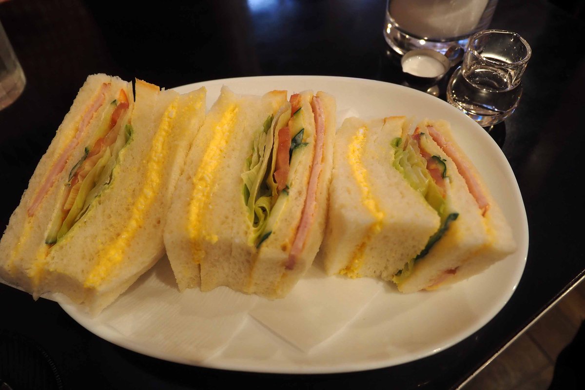 ooqihama1's tweet image. 9/21三連休初日朝ごはんは笹塚駅北口そばの老舗喫茶 #PLAIN(プレイン)さん♪午後1時までやっている嬉しいモーニングからミックスサンドとアイスコーヒー♪パンはふっくらしっとり柔らかく、野菜・ハム・卵のサンドがどれも絶品だなぁ。