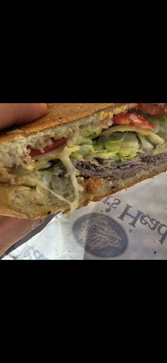 Harvard'daki en önemli ziyaretimi de tamamladım. 25 sene evvel kaldığım öğrenci yurdunun karşısındaki bakkalda bana her gün şu sandviçi yapan Tommy ile hasret giderdik. Dünya üzerinde daha fazla Nobel ödüllü bilim insanı ve yüksek mahkeme yargıcı tanıyan bakkal herhalde yoktur.