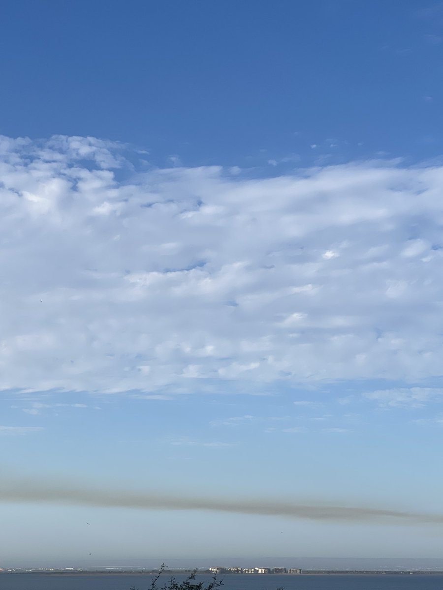 Ante un mar y cielo azul, la macha de contaminación de la planta generadora de energía de Punta Prieta en La Paz, BCS a cargo de la CFE