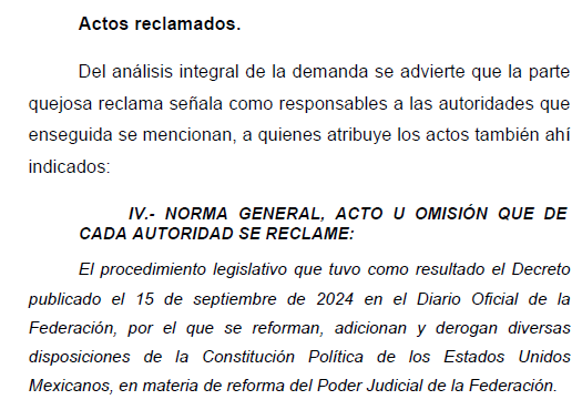 j_olar's tweet photo. Salen más suspensiones: un Juez de Distrito de Jalisco emitió otra suspensión que paraliza la implementación de la reforma judicial en el Congreso.

Como era de esperarse, seguirán saliendo suspensiones por diversos Juzgados de Distrito en el país, ahora el turno del Juzgado Cuarto de Distrito en Materia Administrativa de Jalisco que emitió una determinación muy interesante: 

Sobre el procedimiento legislativo la Jueza resuelve que se está en presencia de actos consumados, al haberse agotado las etapas del proceso legislativo, por lo que de concederse se imprimirían efectos restitutorios plenos, pero si entra al estudio de sus consecuencias. 

Luego de una extensa exposición de la solicitud del quejoso, el contenido de la reforma y el análisis de la independencia judicial como la fuente que dota de apariencia del buen derecho frente a una reforma constitucional con estas características, procede a señalar que: 

Se está en presencia de potenciales inconsistencias frente a estándares internacionales sobre independencia judicial, lo que conlleva a conceder la medida cautelar solicitada, pues las normas reclamadas tienen consecuencias jurídicas de difícil reparación de manera difusa a la colectividad.

Además, como se indicó con anterioridad, el hecho de
conceder la medida cautelar no afecta el interés social y el orden público, pues la sociedad también está interesada en que se respete el derecho a recibir una administración de justicia completa, objetiva e imparcial, en condiciones de plena certeza jurídica.

Por lo que concede la suspensión en contra de la Cámara de Diputados (@Mx_Diputados) y la Cámara de Senadores (@senadomexicano) bajo los siguientes efectos: 

Cabe señalar que, a diferencia de otras suspensiones que he revisado, esta es la primera que veo donde la persona juzgadora dedica un apartado a explicar que se den efectos generales a la medida cautelar, para lo cual expone varias ideas que se circunscriben al nuevo entendimiento cautelar a partir de la reforma constitucional del 2011 y la tesis tesis 1a. XXI/2018 (10a.). 

Quien tenga más suspensiones a su alcance, se agradece siempre que las compartan, tanto donde se niega como donde se conceden, para así tener un debate de mayor altura sobre la crisis constitucional que estamos viviendo.