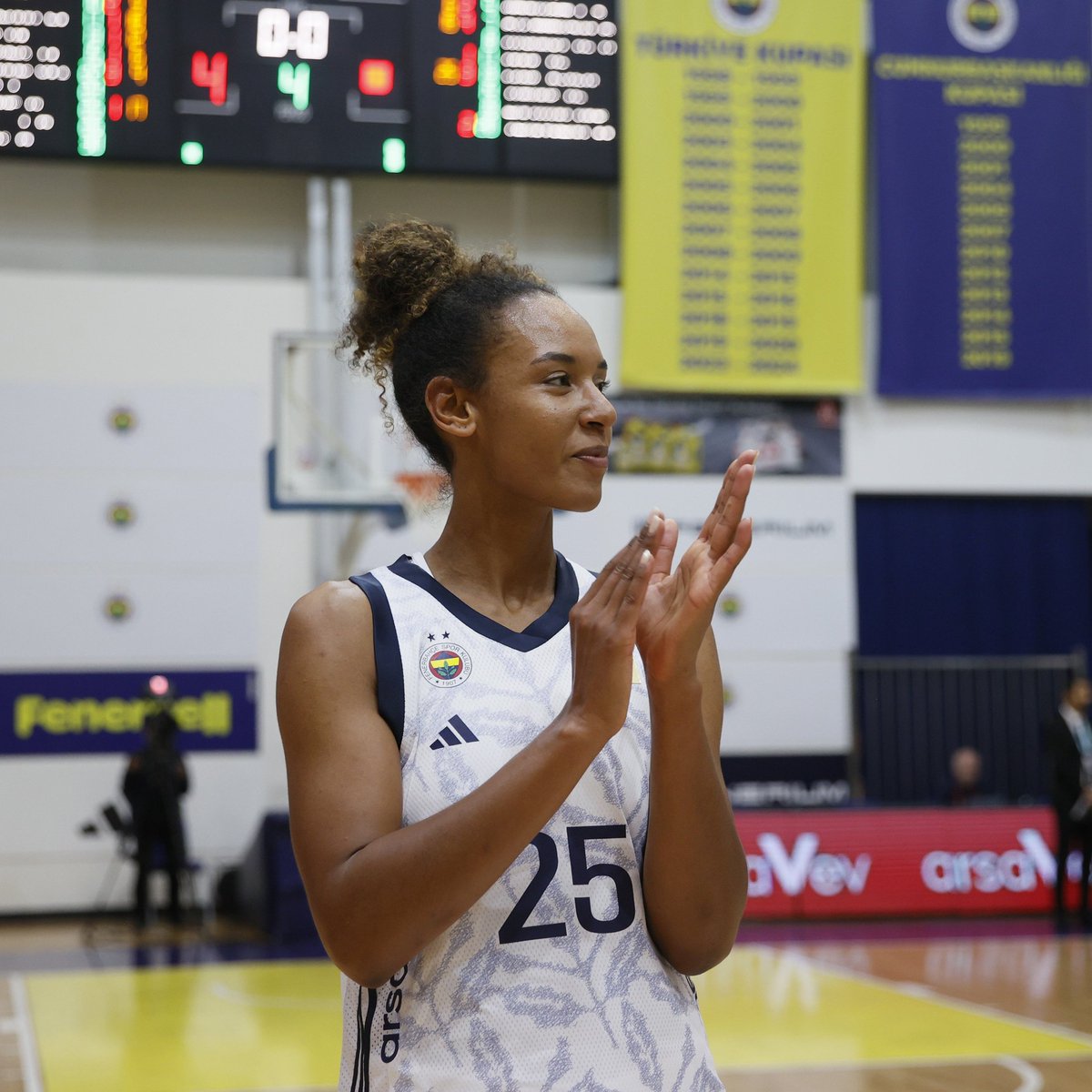 CoachRookie's tweet photo. 💛💙 Marieme Badiane
#Fenerbahçe #PotanınKraliçeleri #KBSL #FirstW https://t.co/H8E0L5nIAI