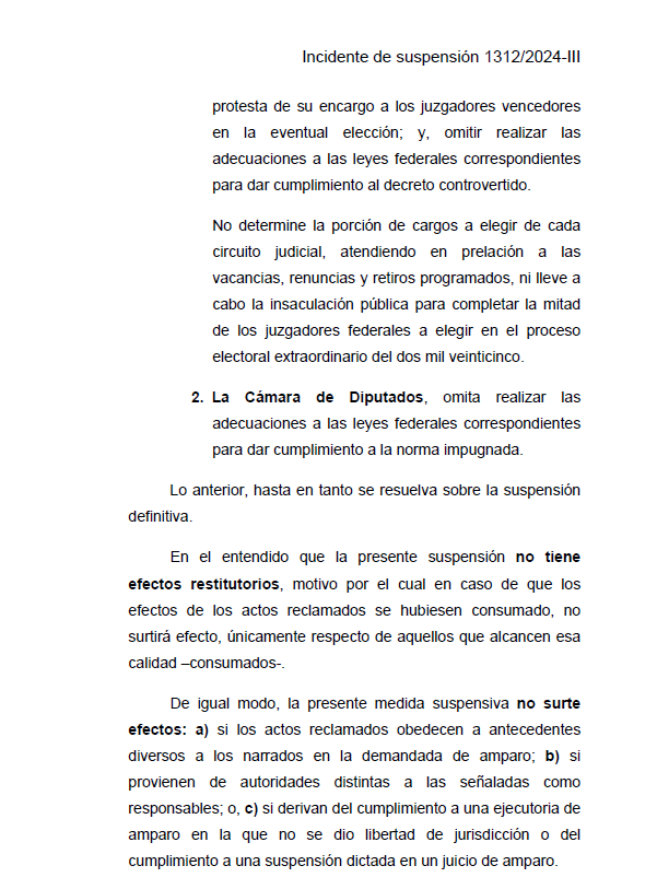 j_olar's tweet photo. Salen más suspensiones: un Juez de Distrito de Jalisco emitió otra suspensión que paraliza la implementación de la reforma judicial en el Congreso.

Como era de esperarse, seguirán saliendo suspensiones por diversos Juzgados de Distrito en el país, ahora el turno del Juzgado Cuarto de Distrito en Materia Administrativa de Jalisco que emitió una determinación muy interesante: 

Sobre el procedimiento legislativo la Jueza resuelve que se está en presencia de actos consumados, al haberse agotado las etapas del proceso legislativo, por lo que de concederse se imprimirían efectos restitutorios plenos, pero si entra al estudio de sus consecuencias. 

Luego de una extensa exposición de la solicitud del quejoso, el contenido de la reforma y el análisis de la independencia judicial como la fuente que dota de apariencia del buen derecho frente a una reforma constitucional con estas características, procede a señalar que: 

Se está en presencia de potenciales inconsistencias frente a estándares internacionales sobre independencia judicial, lo que conlleva a conceder la medida cautelar solicitada, pues las normas reclamadas tienen consecuencias jurídicas de difícil reparación de manera difusa a la colectividad.

Además, como se indicó con anterioridad, el hecho de
conceder la medida cautelar no afecta el interés social y el orden público, pues la sociedad también está interesada en que se respete el derecho a recibir una administración de justicia completa, objetiva e imparcial, en condiciones de plena certeza jurídica.

Por lo que concede la suspensión en contra de la Cámara de Diputados (@Mx_Diputados) y la Cámara de Senadores (@senadomexicano) bajo los siguientes efectos: 

Cabe señalar que, a diferencia de otras suspensiones que he revisado, esta es la primera que veo donde la persona juzgadora dedica un apartado a explicar que se den efectos generales a la medida cautelar, para lo cual expone varias ideas que se circunscriben al nuevo entendimiento cautelar a partir de la reforma constitucional del 2011 y la tesis tesis 1a. XXI/2018 (10a.). 

Quien tenga más suspensiones a su alcance, se agradece siempre que las compartan, tanto donde se niega como donde se conceden, para así tener un debate de mayor altura sobre la crisis constitucional que estamos viviendo.