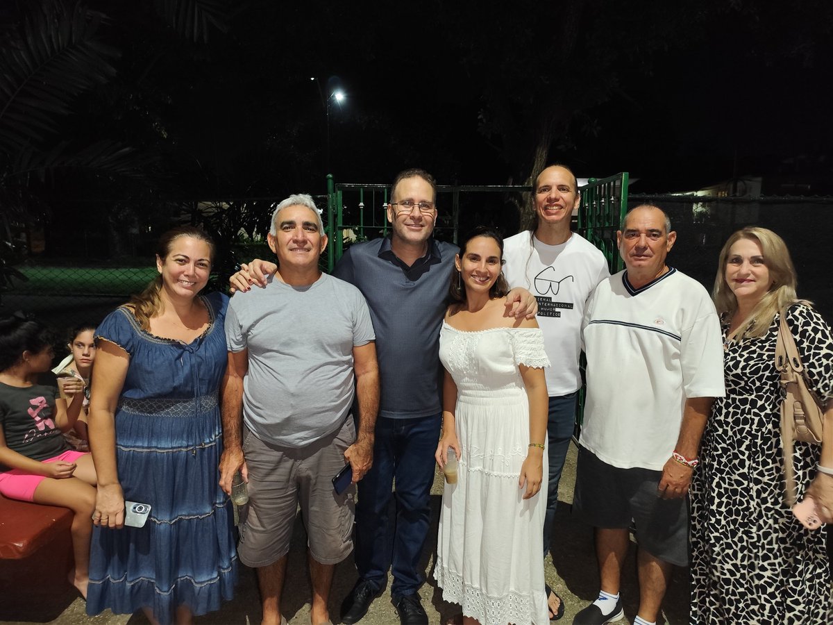 LuisMorlote's tweet image. #Cuba de fiesta en sus barrios.
A ritmo de nuestra música y disfrutando del talento de la Brigada Artística Itineris, integrada por estudiantes de @ISA_Universidad, esperamos en mi comunidad la llegada del #28DeSeptiembre, aniversario 64 de los #CDRCuba.
Felicidades compatriotas.
