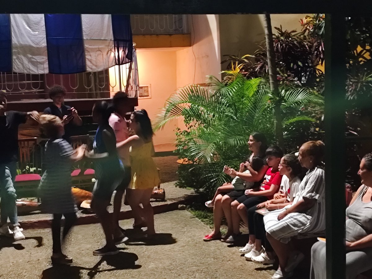 LuisMorlote's tweet image. #Cuba de fiesta en sus barrios.
A ritmo de nuestra música y disfrutando del talento de la Brigada Artística Itineris, integrada por estudiantes de @ISA_Universidad, esperamos en mi comunidad la llegada del #28DeSeptiembre, aniversario 64 de los #CDRCuba.
Felicidades compatriotas.