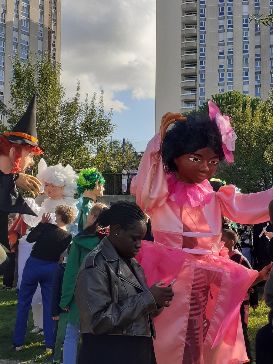 MPMarchand's tweet photo. Quel plaisir de rencontrer toutes ces associations engagées pour l'enfance et l'éducation au "Village Parents", square Paul Grimaud dans le quartier Rungis/Peupliers qui était en fête avec le traditionnel défilé de marionnettes géantes. Merci à elles qui font vivre nos quartiers. https://t.co/qJmcHNQzG5