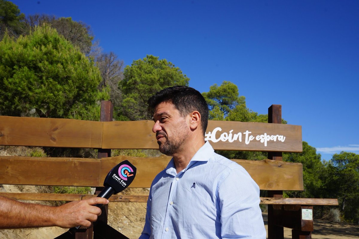 ¡Inaugurado un banco gigante en Coín por el Día Internacional del Turismo! 📍🌎 En el mirador de Cerro Alaminos, parte de la Gran Senda de Málaga 🌱✅ Un incentivo para el turismo sostenible y un homenaje a Andrés Romero Galiano. #TurismoSostenible #Coín #GranSendaDeMálaga