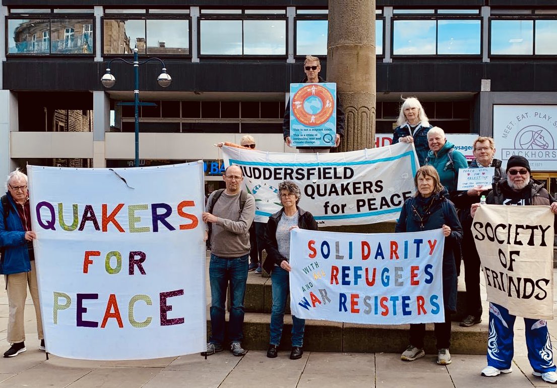 ‘Solidarity with all war resisters &amp; refugees’
‘This is not a migrant crisis. It’s a crisis of inequality, war and climate change’
Messages from our 123rd monthly peace/justice vigil today.

<a href="/BritishQuakers/">Quakers in Britain</a> <a href="/paxchristiEW/">Pax Christi England and Wales</a>