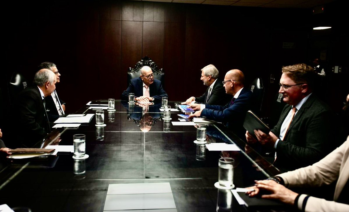 JHahnEU's tweet photo. Cordial discussions in #Lima with President of the Council of Ministers, #GustavoAdrianzen @SPCM_Peru and with Central Bank President
#JulioValverde @bcrpoficial

The  meetings confirmed the good 🇪🇺-🇵🇪 relations as well as our shared interests and challenges. 1/2 https://t.co/KKEbEUj46Q